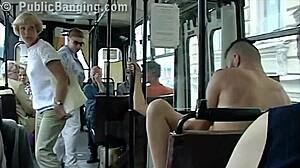 Extrémně riskantní veřejný sex páru v přeplněné dopravě