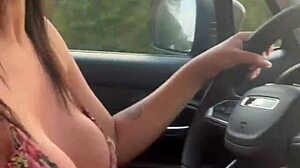 Puta habilidosa chupa pau e tira leite enquanto dirige