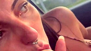 Puta habilidosa chupa pau e tira leite enquanto dirige