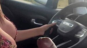 Puta habilidosa chupa pau e tira leite enquanto dirige