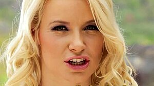 This lesbian newbie is tribbing for the first time! 🔥