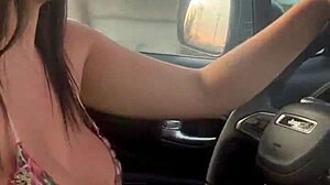 Puta habilidosa chupa pau e tira leite enquanto dirige