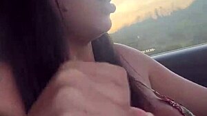 Puta habilidosa chupa pau e tira leite enquanto dirige