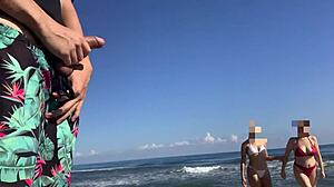 海滩上俩妹子看我打飞机想加入？