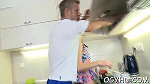 Похотливый старый чувак дразнит молодую девчонку 18+ перед тем, как жестко трахнуть ее тугую пизду