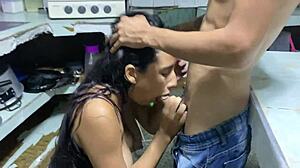 me follo a mi hermanastra y le ordeño sus enormes tetas hasta tragarme su leche