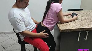 mi hijastra quería jugar sentada en mis piernas, qué tentación! 😏