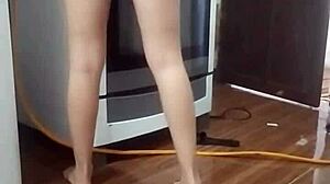 Gravei Minha Empregada Lavando O Meu Fogão Peladinha