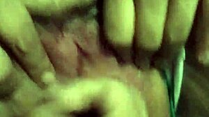 pequeño squirt de mi esposa mientras follamos duro en la cama 😍