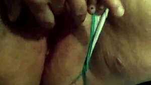 pequeño squirt de mi esposa mientras follamos duro en la cama 😍