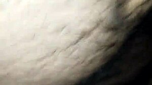 pequeño squirt de mi esposa mientras follamos duro en la cama 😍