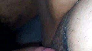 pequeño squirt de mi esposa mientras follamos duro en la cama 😍