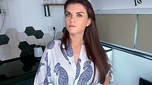 Boner susu ibu tiri dijilat anak tiri dalam roleplay dapur, dominasi malam