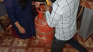 Azijska žena osjeća intenzivno uživanje