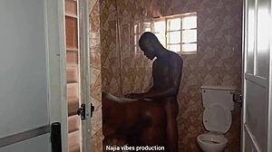 Hurtig doggy med chefens datter på toilettet, hun sprøjter