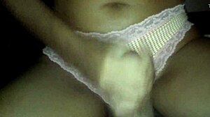 esposa novinha batendo punheta com latina skinny em panties