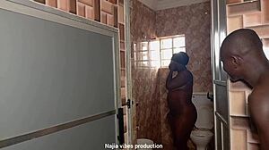 Hurtig doggy med chefens datter på toilettet, hun sprøjter