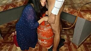 Azijska žena osjeća intenzivno uživanje