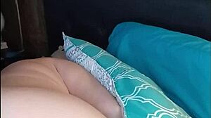 Hot MILF reaches intense orgasm while masturbating on live webcam chat