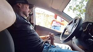 arriscando punheta com desconhecida gostosa na rua