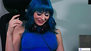 my lesbian girlfriend plays games while we kiss