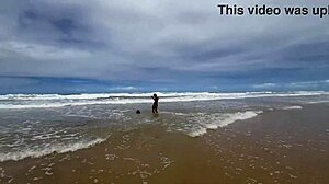 fudendo a gostosa na praia com todo mundo vendo