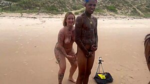 fudendo a gostosa na praia com todo mundo vendo