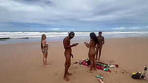 fudendo a gostosa na praia com todo mundo vendo