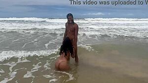 fudendo a gostosa na praia com todo mundo vendo