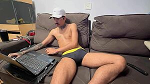 Parte 2 Novinho Roludo Batendo Punheta No Pau Grande