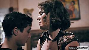 Эй, сосед, продолжай смотреть! Эта изменяющая милф нуждается в моем твердом члене!