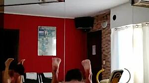 joven desconocido coge a mi mujer por dinero 😏