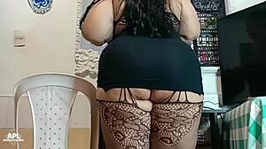 Stepmom Shows Huge Ass for Finger and Creampie