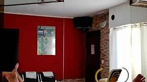 joven desconocido coge a mi mujer por dinero 😏