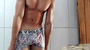 I help my husband's friend masturbate at home.