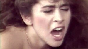 Просто casual история о винтажной британской MILF, получающей кремовую концовку