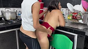 me follo a mi cunada en la cocina y me corro dentro