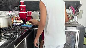 me follo a mi cunada en la cocina y me corro dentro