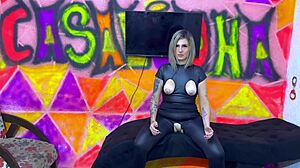 ganhei uma boneca inflável da minha mulher. ela mandou não fuder sem ela ver, mas não aguentei!