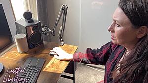 Помогаю мачехе стать MILF порнозвездой с домашним ролевым контентом