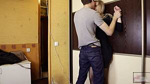 Perversni pastorek vrtlja seksi pastorki tesno luknjo