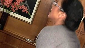 Teslimatçı Şef'i İş Yerinde Sikiyor. Sert Boşalıyor!