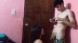 visito a mi hermanastra y me sorprende casi desnuda con ganas de sex0 duro quiere que lo grave todo