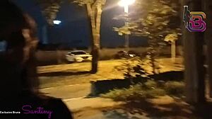 essa gostosa da bunda grande bate uma punheta para essa rola enorme no meio da praça