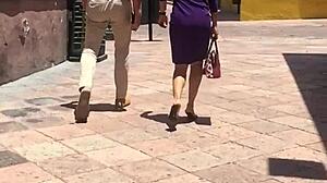 Hey, check out this riquisima cougar’s nalgas on display!