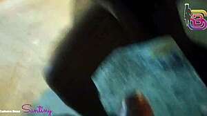 essa gostosa da bunda grande bate uma punheta para essa rola enorme no meio da praça