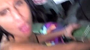 Magrinha engolindo porra do macho tatuado em casa abandonada