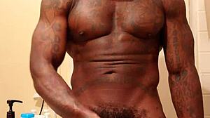 Hallelujah Johnson worships big black hairy cock 😍 follow for more!