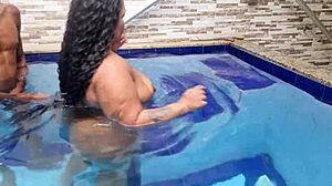 Magrinho Dotado Fudendo BBW Gostosa na Piscina