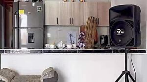 Vecina Cachonda Engaña a Marido con Vecino en Pov Colombiano Caliente